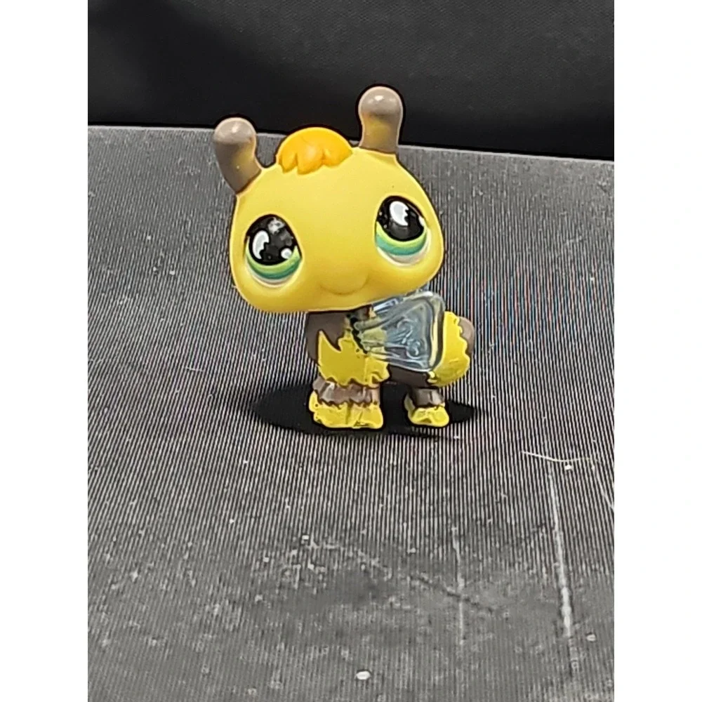 Littlest Pet Shop 813 Lps Authentic Yellow Gray Bee Blue Wings Moon Eyes
